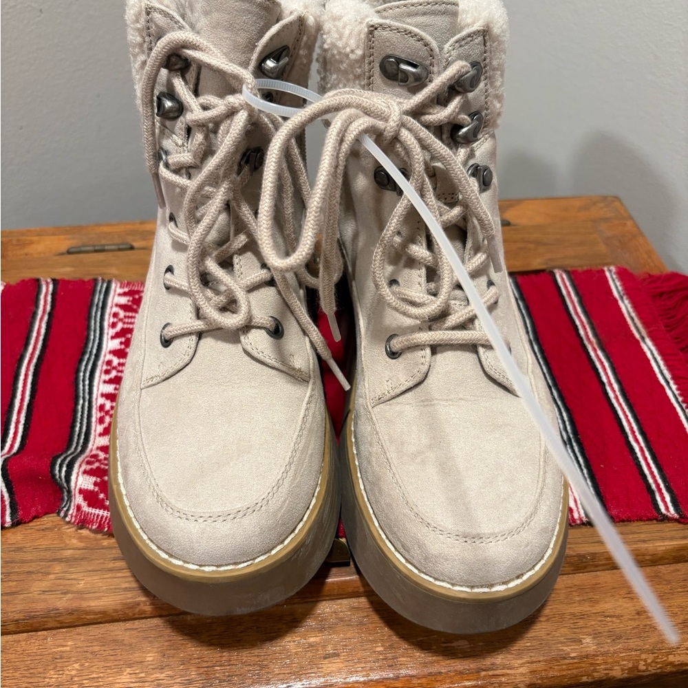 Makalu California Cream Lace-Up Boots